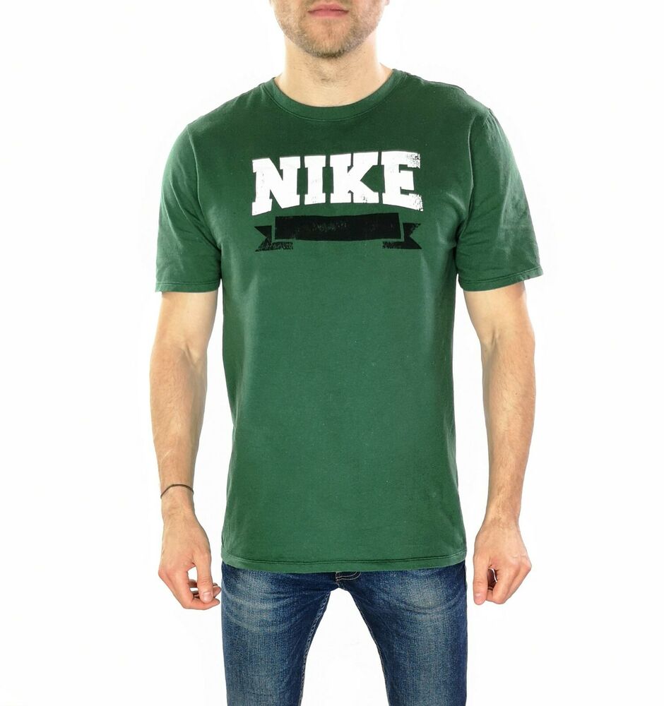 Nike T-Shirt - Size Medium